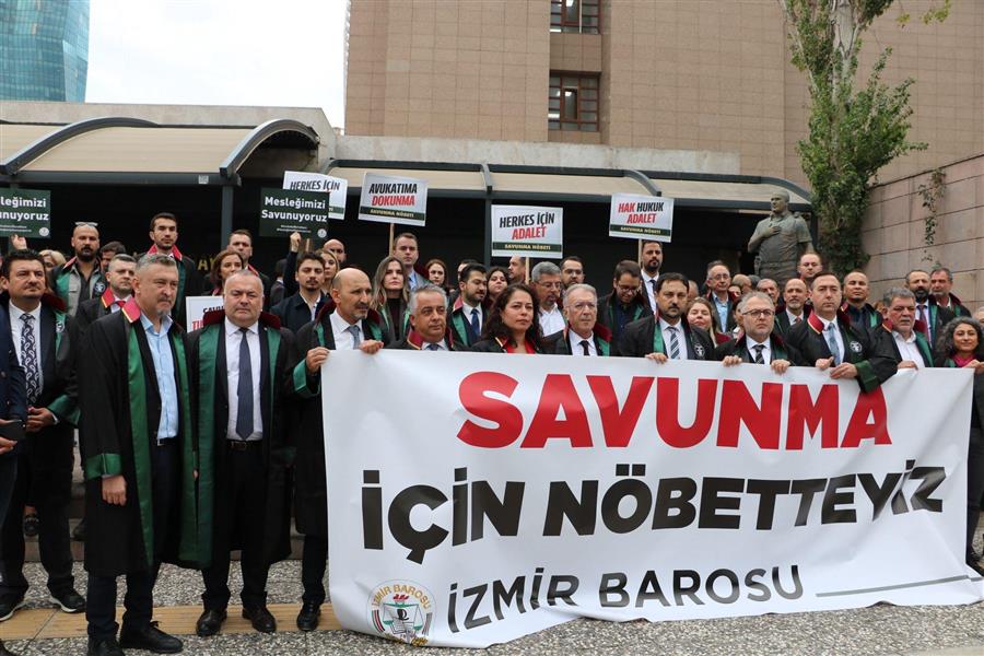 Savunma Nöbeti İzmir Adliyesi Önünde Gerçekleştirildi